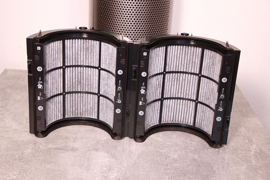 Der Aktivkohlefilter des Dyson Purifier Cool Autoreact TP7A Luftreinigers steht auf einem Tisch